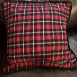 LUXURIOUS RUSTIC EURO SHAM (REVERSIBLE)
Design: Dakota, RED & BLK
Size: 27"× 27"